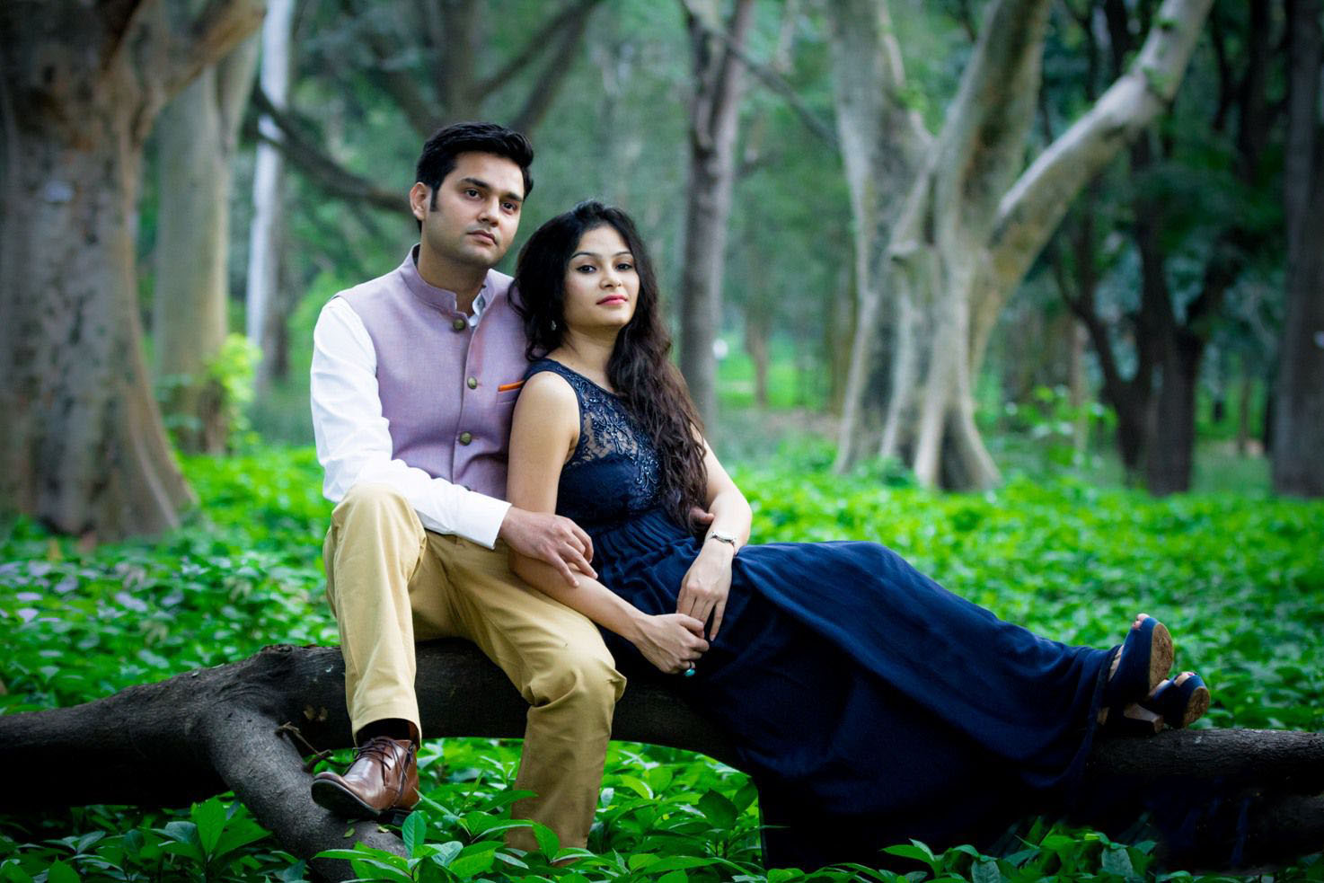 Индийская пара в лесу